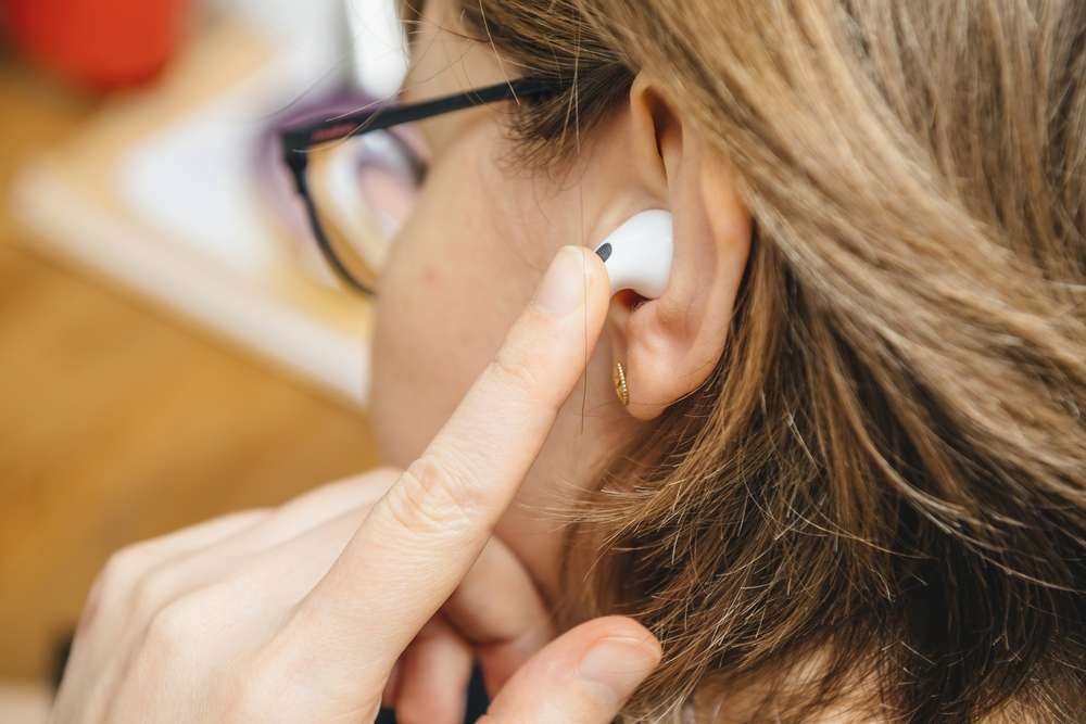 Why Do AirPods Pick Up Background Noise? (the Answer Is Simple!) -  Technology Rater